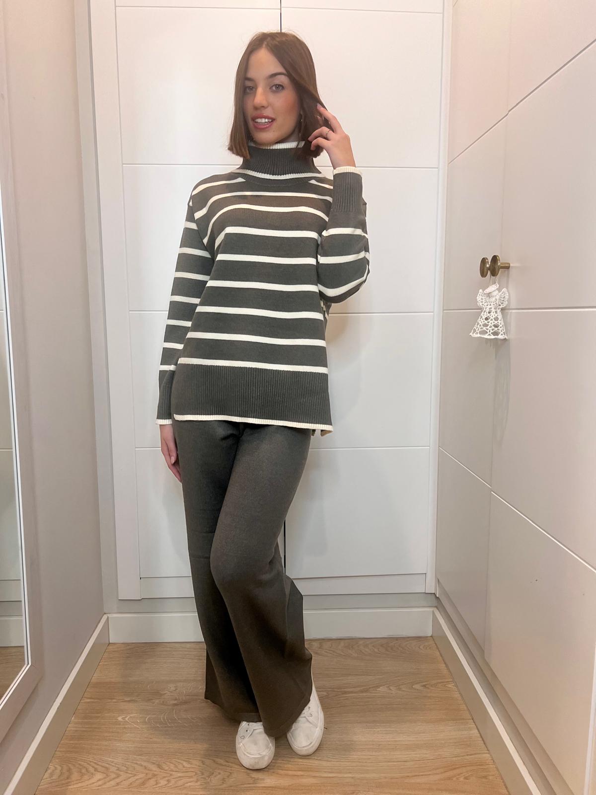 Conjunto de punto con rayas cuello