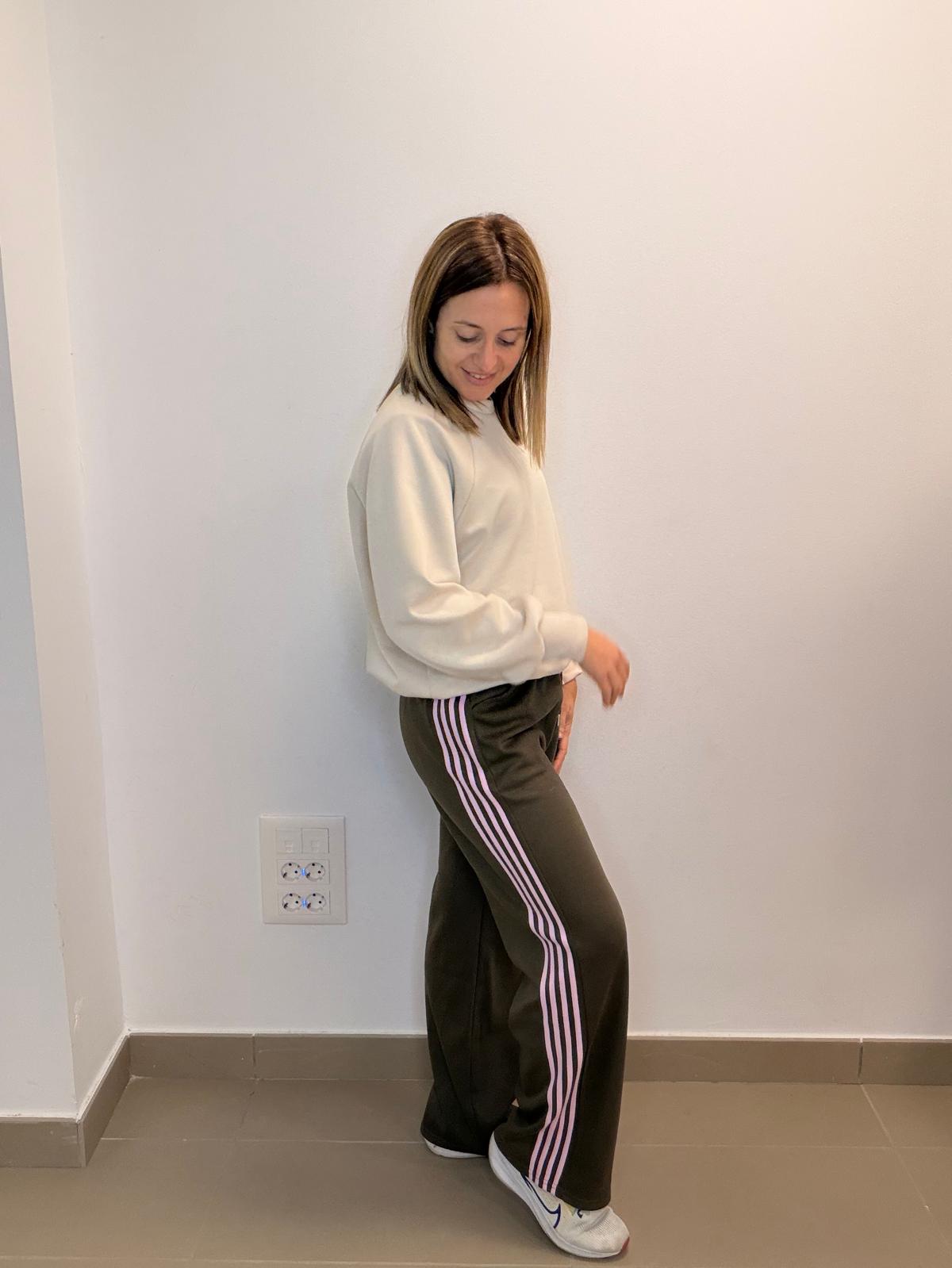 Pantalón deportivo con franjas rosas