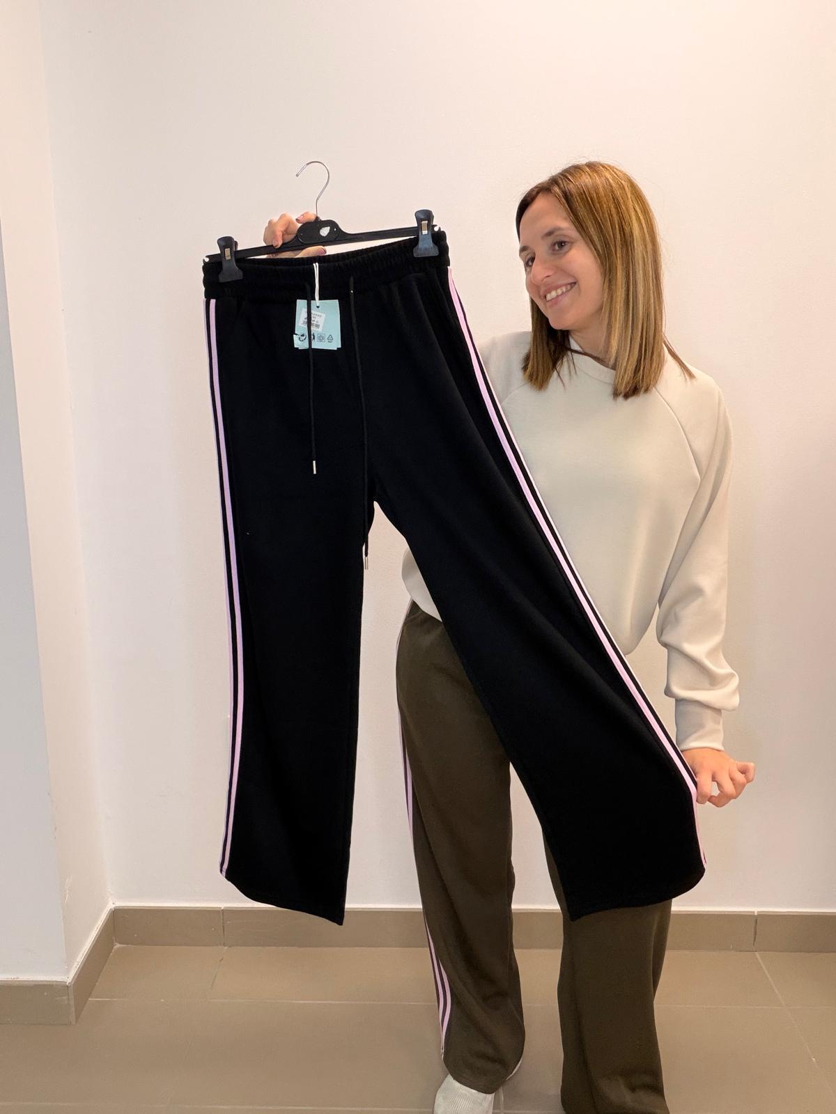 Pantalón deportivo con franjas rosas